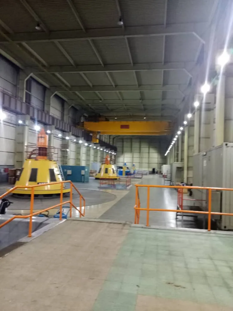 Hydropower machine hall with turbine units and overhead crane
