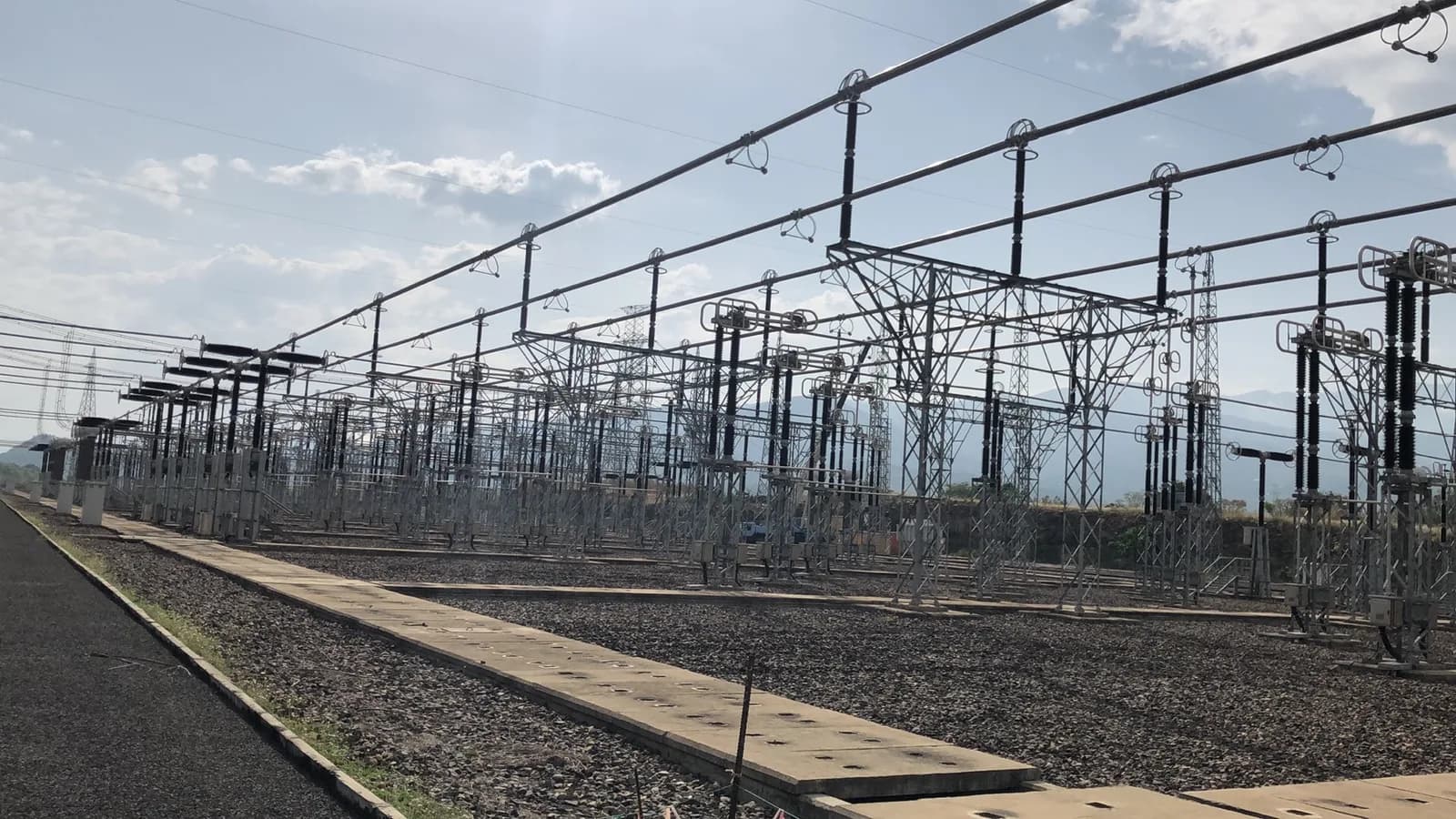 Outdoor high-voltage substation switchyard and busbar structures